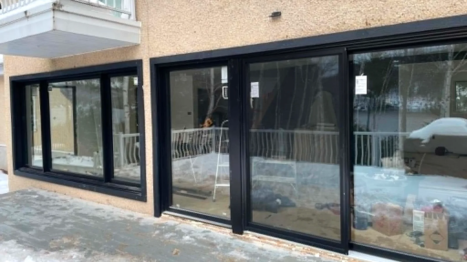 Mur de fenêtres neuves à cadres noirs installées sur une résidence de Trois-Rivières.